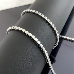 Detail van de zilveren tennisketting met strass-steentjes en fijne vierkante schakels
