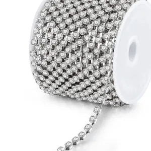 Detail van een rol zilveren strass-klauwketting voor DIY-sieraden en creatief ontwerp