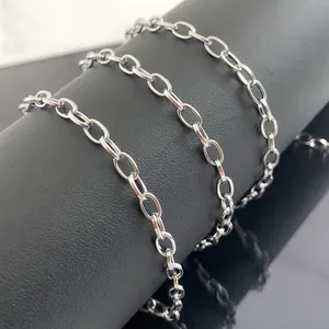 Chaîne à maillons ovales en acier inoxydable poli sur support cylindrique noir pour bijoux