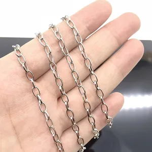 Chaîne à maillons ovales en acier inoxydable argenté poli tenue à la main pour DIY