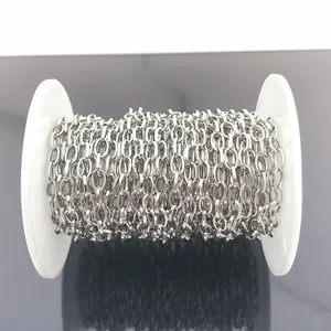 Détail macro d'une chaîne ovale en acier inoxydable argenté pour bijoux DIY