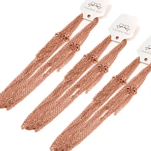 Drie roségouden 2mm roestvrijstalen schakelkettingen op witte kaarten met logo