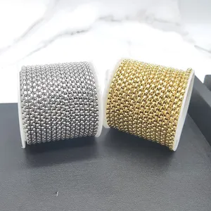 Detailsicht auf silberne und goldene Edelstahl-Perlenketten auf Rollen für DIY-Schmuck
