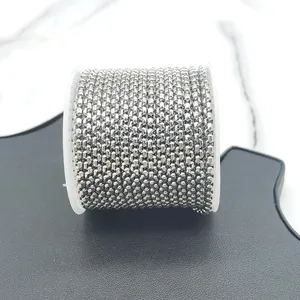 Polierte silberne Edelstahl-Kugelkette auf weißer Spule für DIY-Schmuckherstellung
