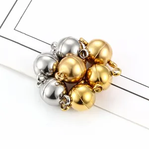 Vista macro di chiusure magnetiche a sfera in acciaio inossidabile argento e oro