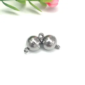 Macro di chiusure magnetiche in argento per collane con finitura lucida su sfondo bianco