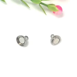 Dettaglio macro della chiusura magnetica in acciaio inossidabile lucido per gioielli DIY