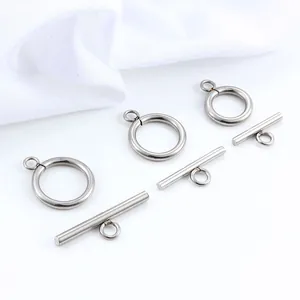 Fermoirs à bascule OT en acier inoxydable poli pour bijoux DIY sur fond blanc
