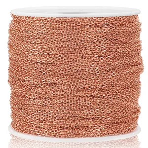 Dettaglio catena a maglie in acciaio inossidabile oro rosa su bobina per gioielli