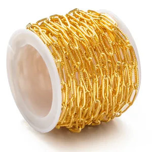 Détail de la chaîne trombone dorée texturée sur bobine pour création de bijoux DIY