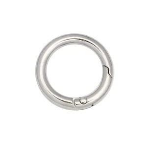 Dettaglio macro dell'anello a molla tondo argento lucido per gioielli e borse fai-da-te