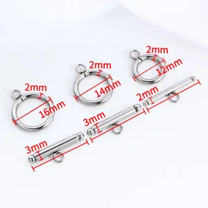 Détails macro de trois tailles de fermoirs à bascule OT en acier pour bijoux DIY