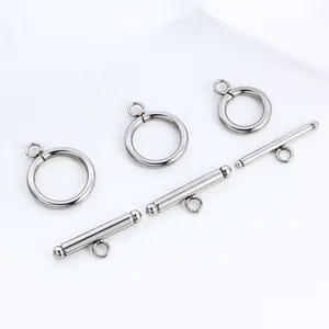 Détail de trois fermoirs à bascule OT en acier inoxydable poli pour bijoux DIY