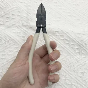Detalle de alicates de corte de acero CRV con mango antideslizante para joyería DIY