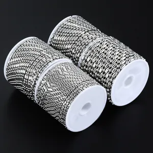 Tres rollos de cadenas de bolas de acero inoxidable plateado en carretes blancos