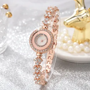 Dettaglio dell'orologio al quarzo oro rosa con maglie a quadrifoglio e cristalli