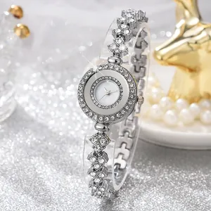 Vista dettagliata dell'orologio al quarzo argento con castone in cristallo e maglie a fiori