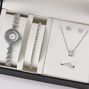 Dettaglio di un set di gioielli 5 pezzi in argento con orologio al quarzo e zirconi