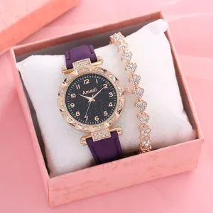 Vista dettagliata orologio cielo stellato con cinturino in pelle viola e bracciale