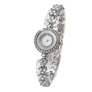 Orologio al quarzo argento da donna con cristalli e maglie a forma di fiore di prugno