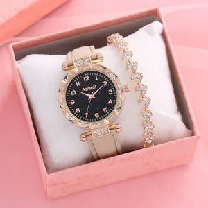 Dettaglio dell'orologio da donna con cielo stellato e bracciale a cuore in scatola rosa