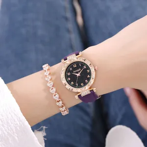 Dettaglio dell'orologio cielo stellato con cinturino in pelle viola e bracciale