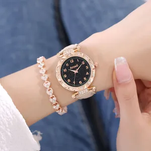 Dettaglio del set orologio stellato oro rosa e bracciale a cuore indossati al polso