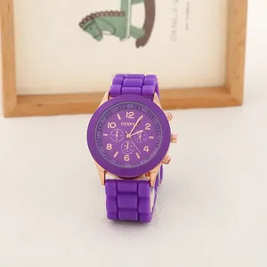 Détail de la montre Geneva en silicone violet avec boîtier or rose et bracelet texturé
