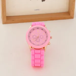 Détail macro du bracelet en silicone rose et cadran Geneva avec boîtier en métal or rose