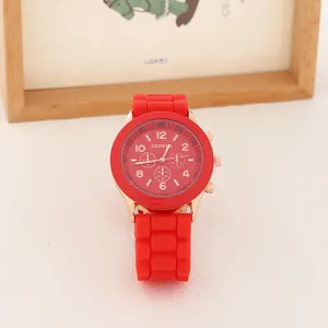 Montre à quartz Geneva avec bracelet en silicone rouge et boîtier en or rose