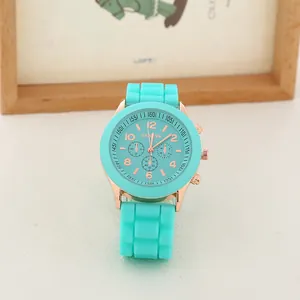 Détail de la montre Geneva en silicone vert menthe avec boîtier or rose et cadrans