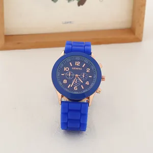 Montre Genève bleue en silicone avec boîtier rose doré et bracelet texturé unisexe