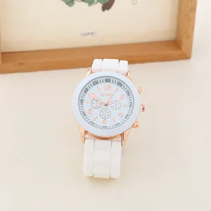 Vue détaillée du cadran blanc de la montre Geneva avec boîtier en métal or rose