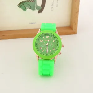 Détail de la montre Geneva en silicone avec boîtier en or rose et cadran vert vif