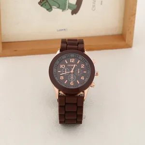 Détail de la montre Geneva quartz avec boîtier or rose et bracelet silicone marron