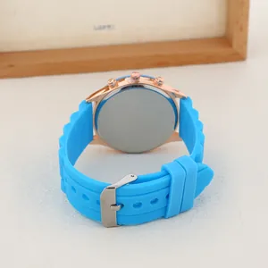 Vue détaillée du dos du boîtier en or rose avec bracelet en silicone bleu texturé