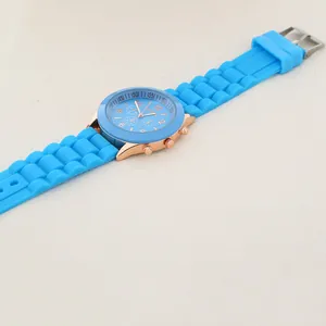 Détail du bracelet en silicone bleu clair et du boîtier de montre or rose avec cadrans