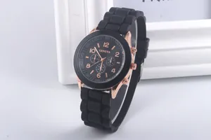 Détail du boîtier en or rose et du bracelet en silicone noir sur une montre à quartz