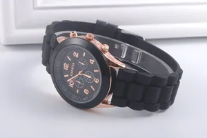 Détail de la montre Geneva avec boîtier or rose et bracelet en silicone noir