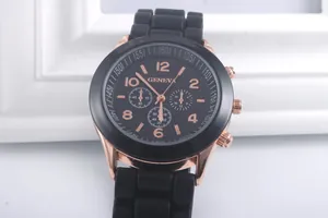 Vue détaillée du boîtier en or rose et du bracelet en silicone noir de la montre