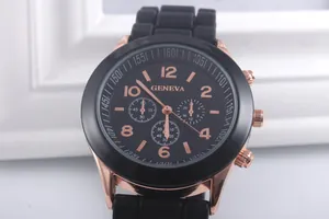 Détails d'une montre de sport Geneva avec bracelet silicone noir et boîtier or rose