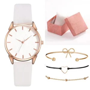 Set dettagliato con orologio dal quadrante floreale, cinturino in PU e bracciali coordinati