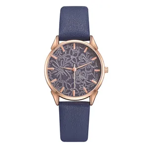 Dettaglio dell'orologio elegante oro rosa con quadrante floreale viola e cinturino