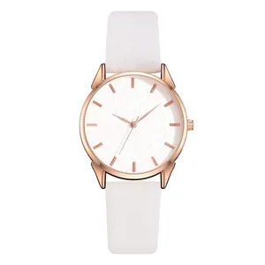 Dettaglio della cassa dell'orologio oro rosa con motivo floreale sul quadrante bianco