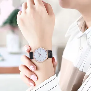 Damen Casual Quarzuhr Roségold Legierung Gehäuse Rose Blumen Zifferblatt Strass Markierungen Textur Kunstleder Armband Elegante Minimalistische Armbanduhr Geschenk