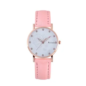 Detail der roségoldenen Uhr mit floralem Zifferblatt und funkelnden Strassstein-Indizes