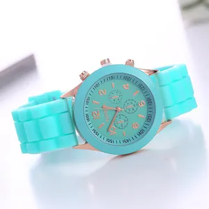 Detail der mintgrünen Geneva Silikonuhr mit roségoldenem Zifferblatt und Armband