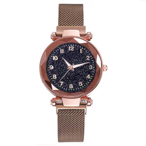 Detailweergave van het facetgeslepen glas op een roségouden Milanese mesh horloge