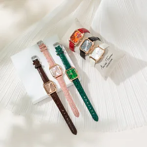 Detalle de relojes vintage para mujer con caja rectangular y correa de piel de coco