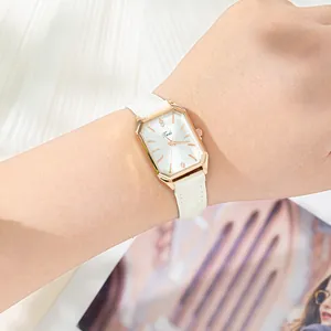 Elegante reloj Tadi para mujer con caja octogonal de oro rosa y correa de cuero blanca